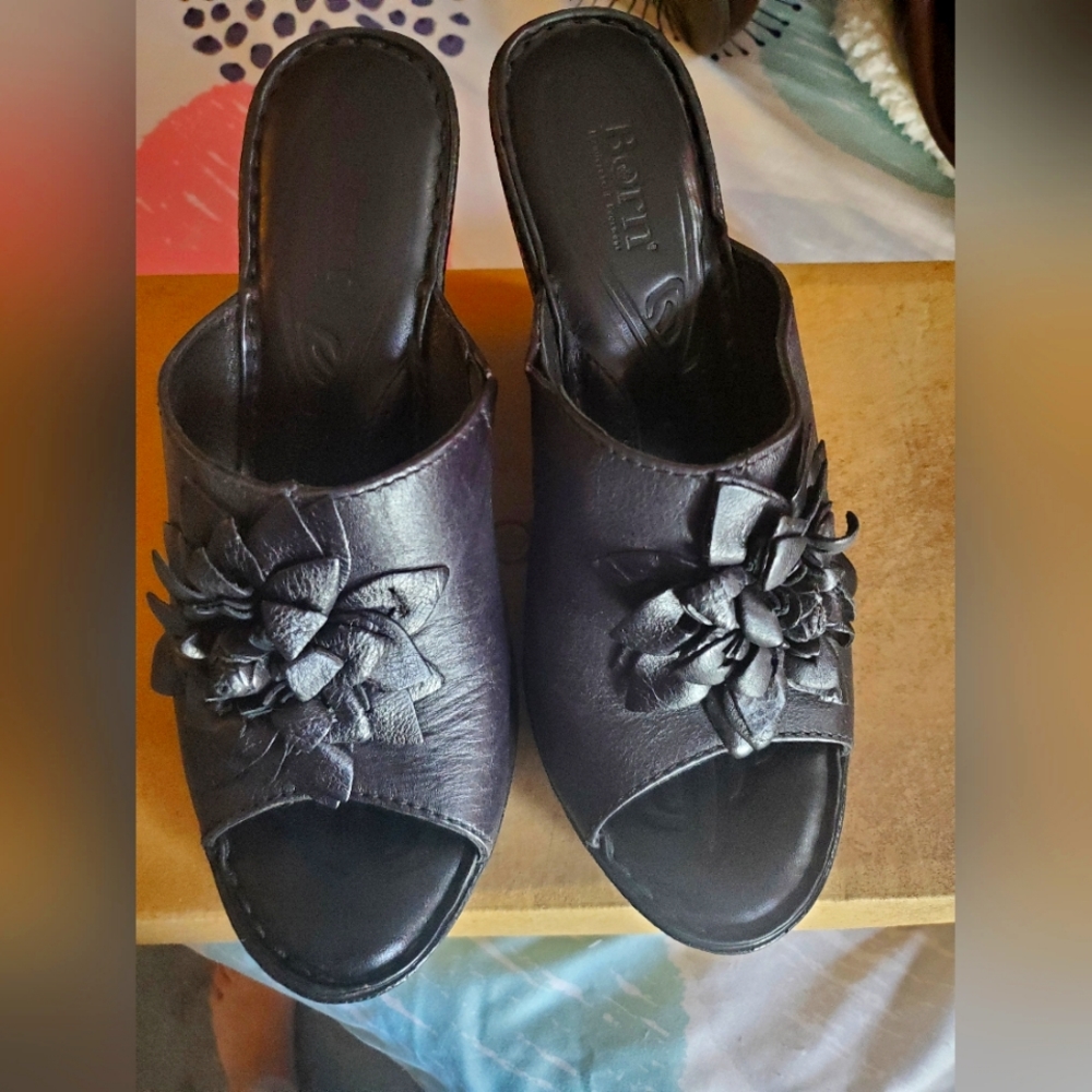 BORN WEDGE SANDALS WITH FLOWER DETAIL SIZE 10